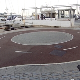 <div align="left"><font size="2"> Jeder gute Radweg hat ein Ende, aber so ein schönes Ende habe ich vorher noch nie gesehen... <br />Ab hier Richtung Westen beginnt dann der Teil "Industriehafen" und der abgesperrte Teil des Hafens für die großen Jachten. Der weiterführende Fußweg ist breit genug für Radfahrer, und wird auch von vielen Radlern benutzt. Ich bin noch weiter gefahren, bis zum "Castell Sant Carles", wo aber dann schon eine gute Steigung (ca. 50 Hm) zu überwinden ist. Außerdem sind bis zum Ende der dortigen Mole auch Stufen im Weg.
